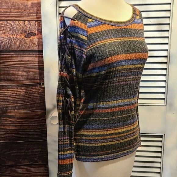 Available by Angela Sm Laced Sleeve Top - Picture 1 of 8